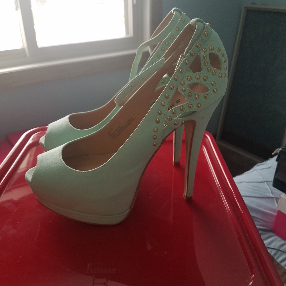 Mint color, heeled shoe